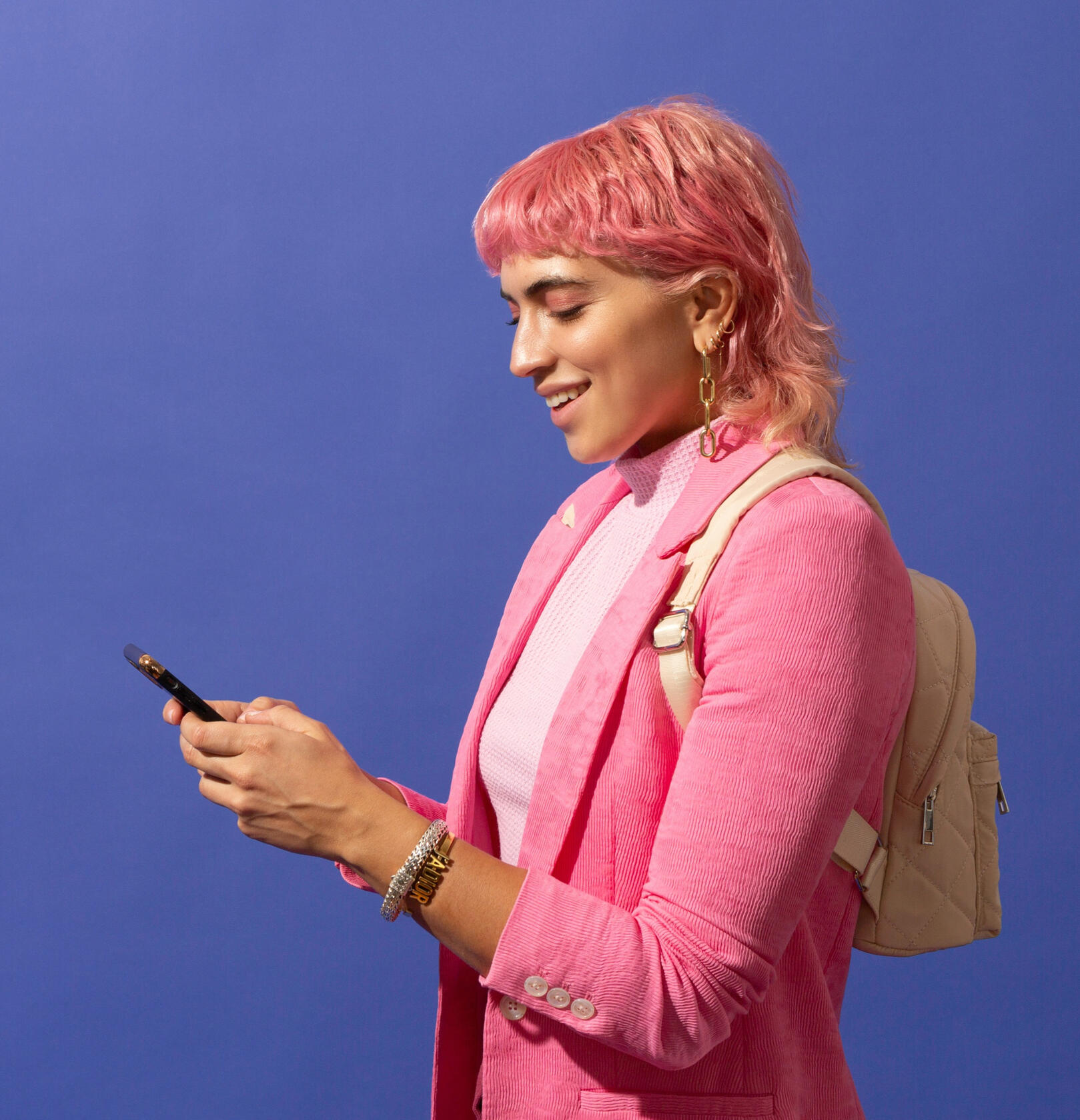Photo woman with pink hair looking at her cell phone by No Revisions on Unsplash